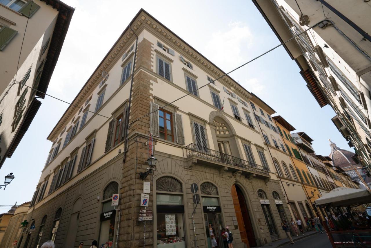 First Of Florence Luaran gambar